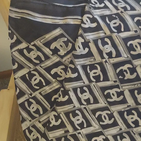 CHANEL Black and Gray Scarf - Picture 4 of 5